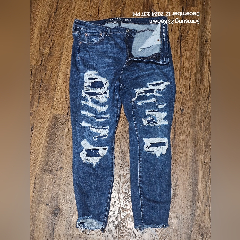 American Eagle Disressed Ripped jeans
